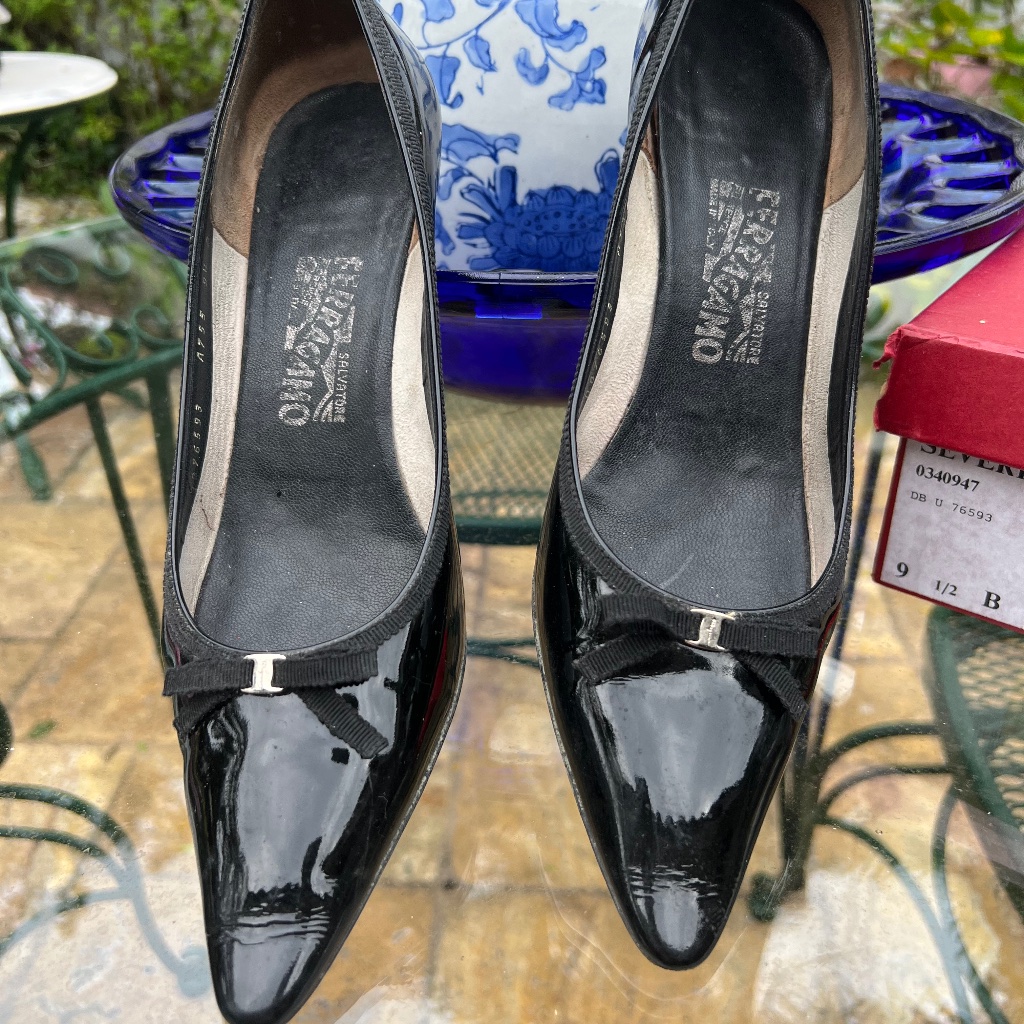 Ferragamo Black Pattern Pumpd